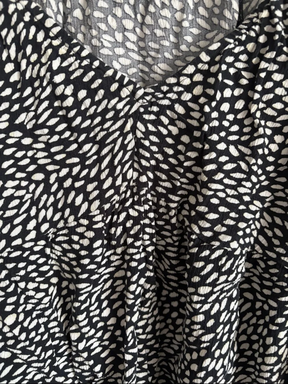 Old Navy Black and White Abstract Dot V-Neck Blouse - Picture 4 of 5